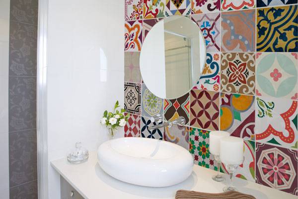 banheiro decorado com azulejo