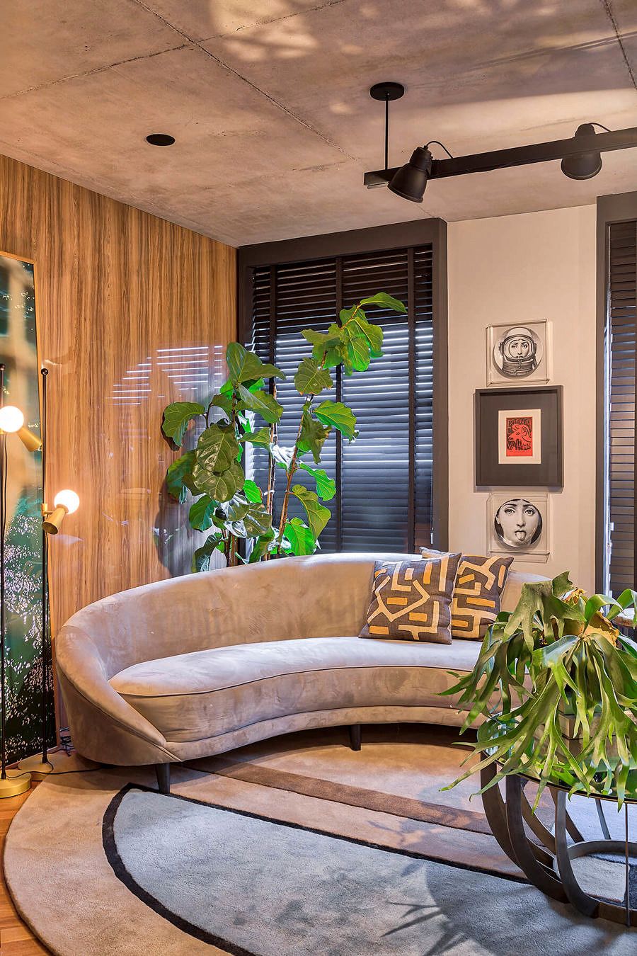 sofá curvo em sala de estar