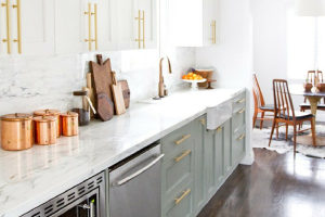 cozinha com metais diferentes nos armários