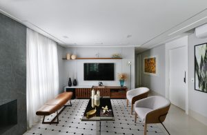 sala de estar com lareira e móveis amadeirados