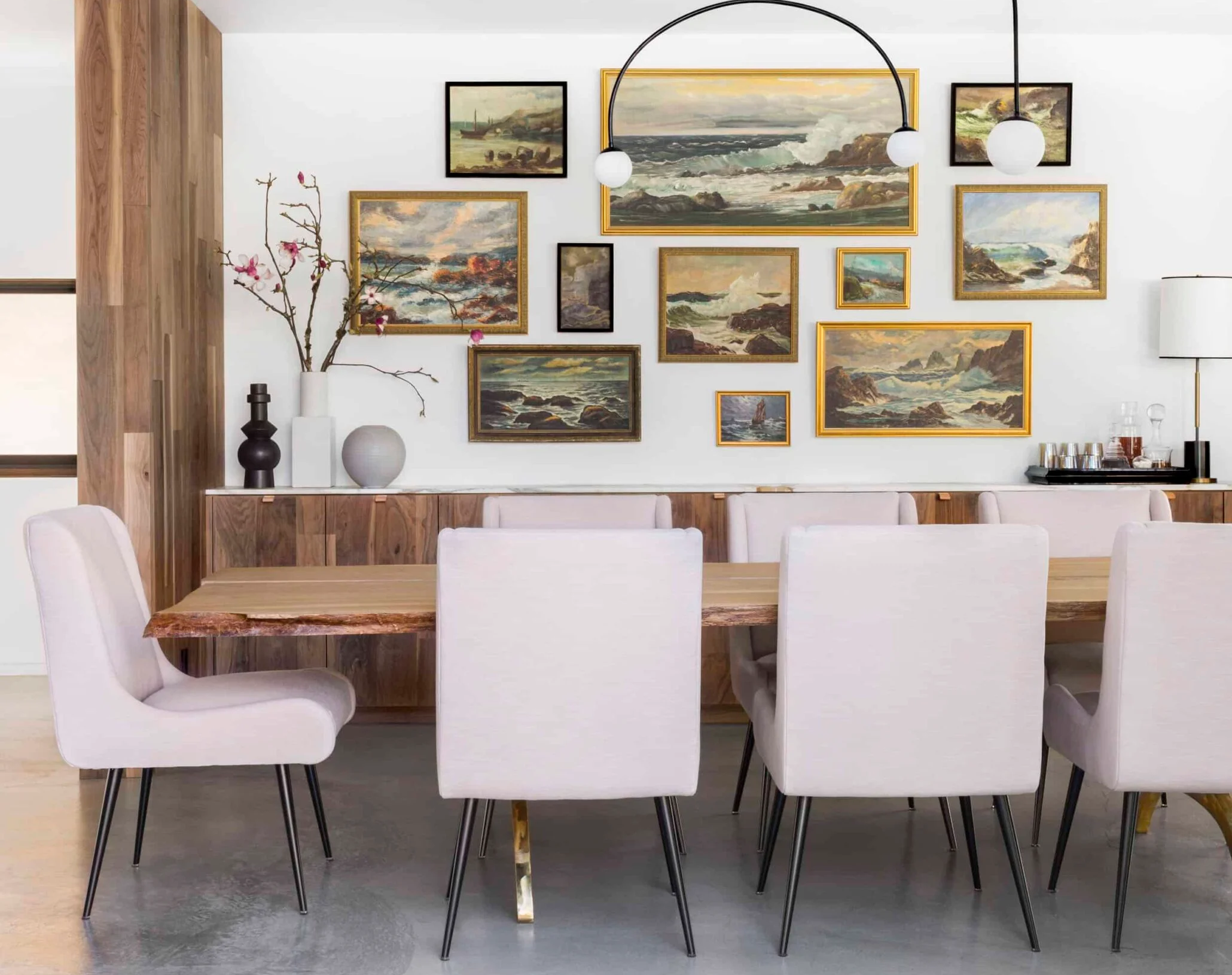 sala de jantar moderna com vários quadros