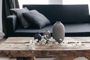 vasos decorativos em mesa de centro de madeira