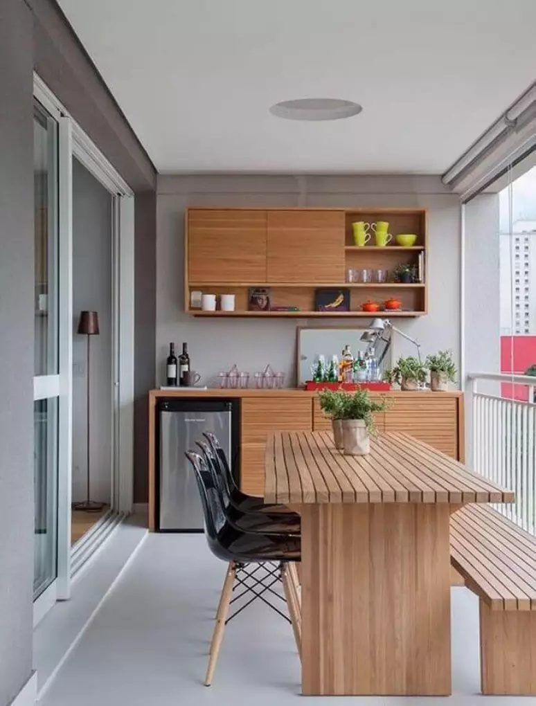 área gourmet pequena com móveis de madeira