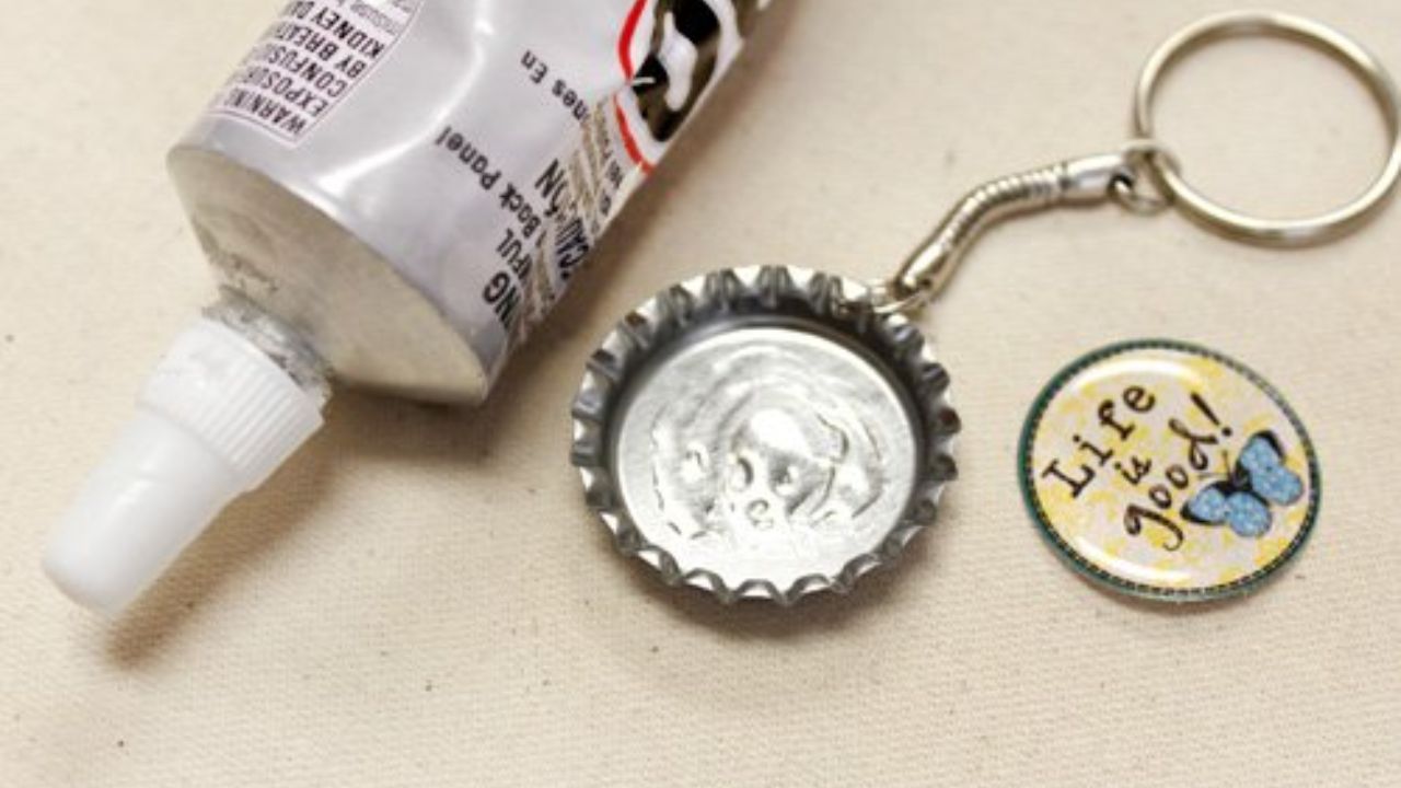 chaveiro feito de tampinha de garrafa
