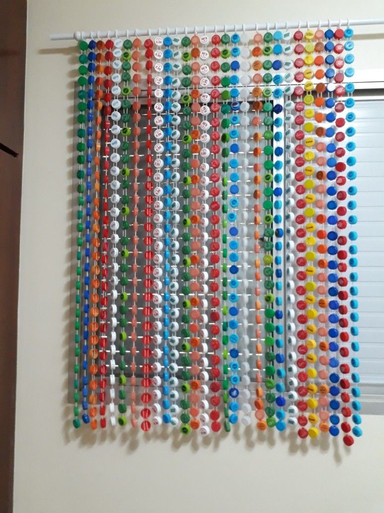 cortina feita com tampinha de garrafa