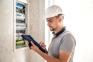 Técnico elétrico que trabalha em um quadro de distribuição (Foto: Freepik)