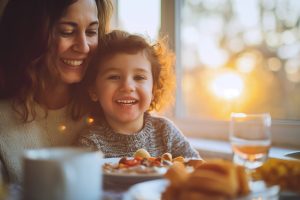 mãe com criança no colo