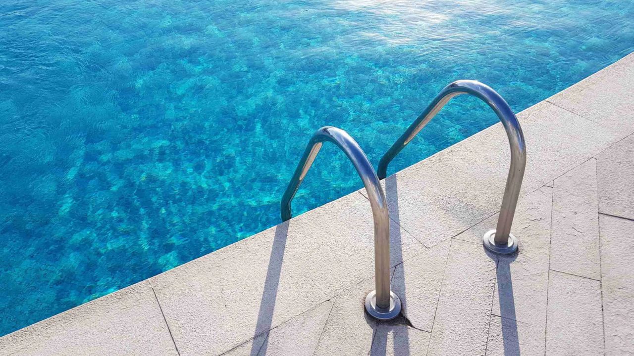 como escolher revestimento de borda de piscina