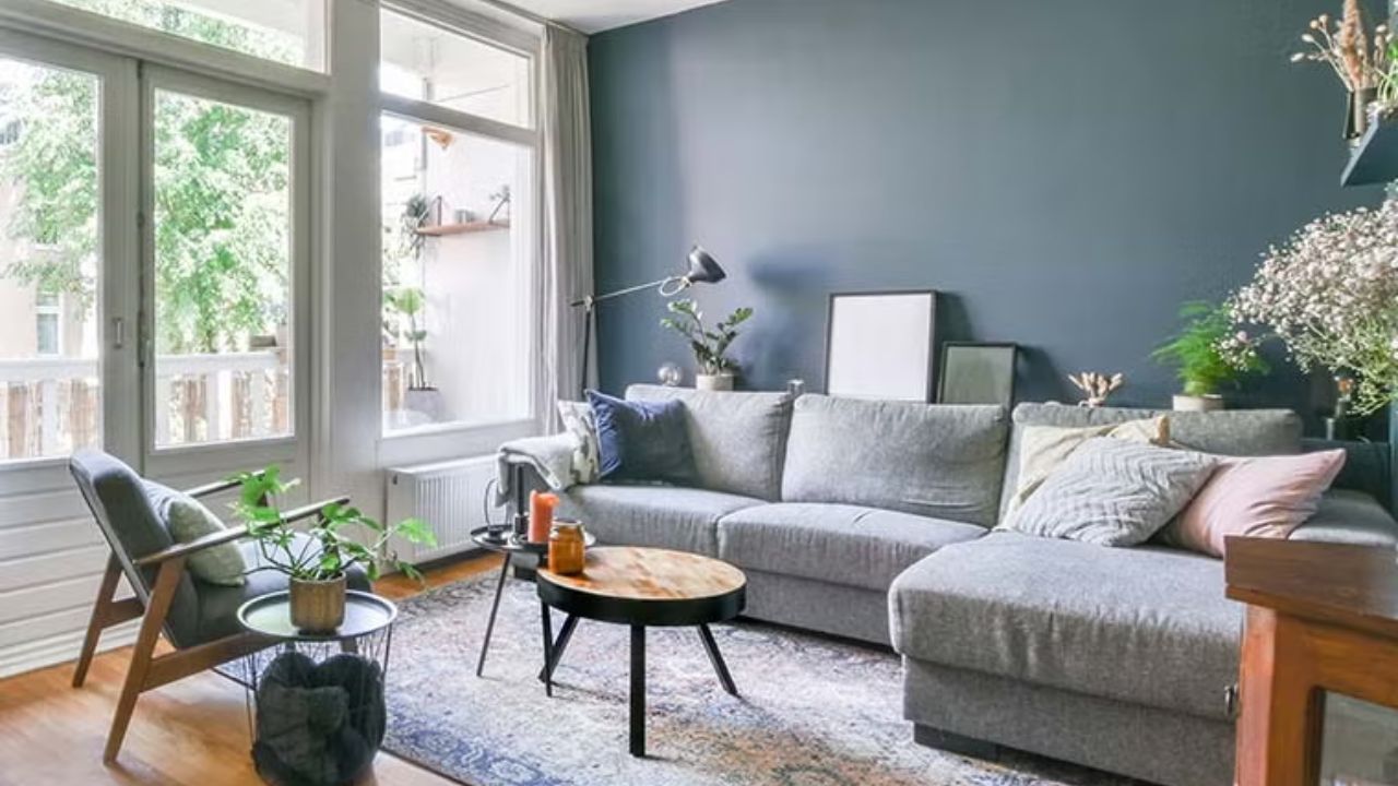 cor cinza-azulado em parede de sala de estar