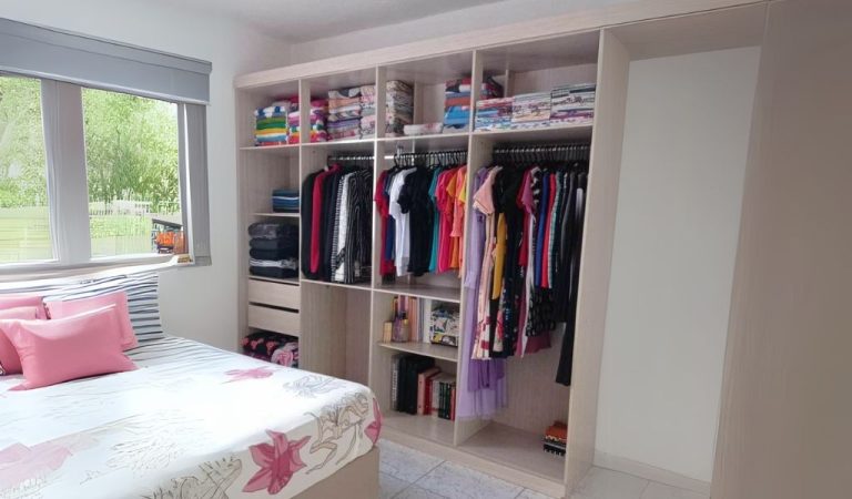 Closet feito de guarda-roupa velho