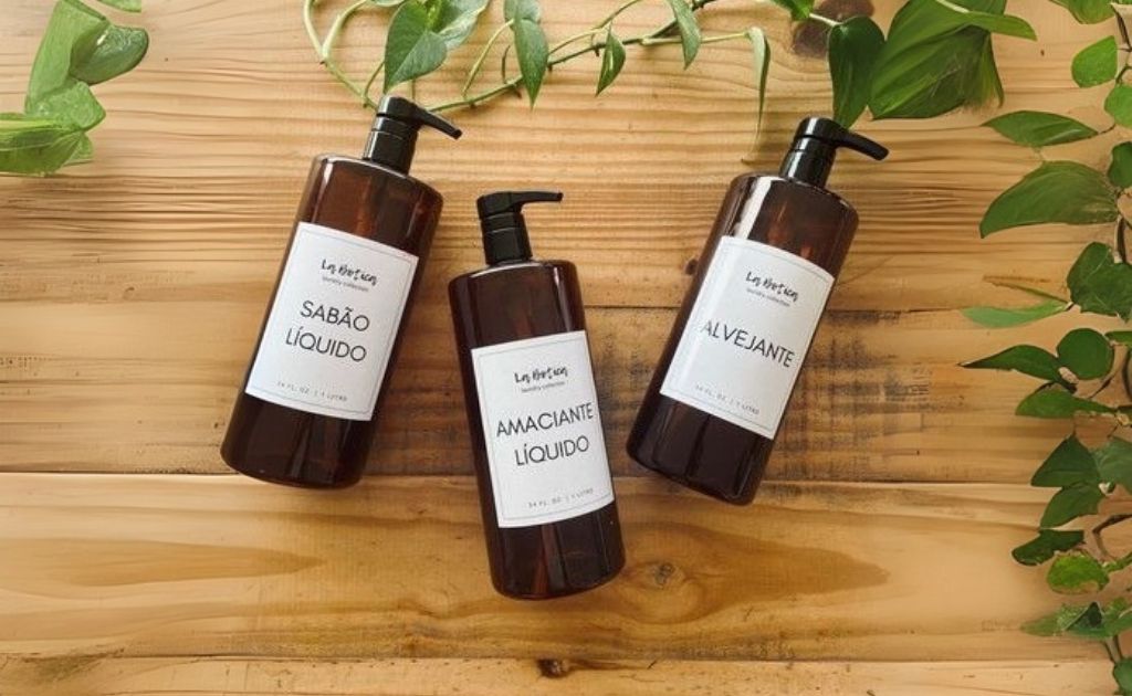 Lavanderia pequena organizada com embalagens padronizadas