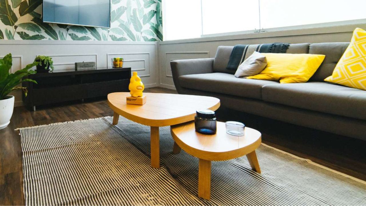 sala de estar pequena com mesa de centro moderna