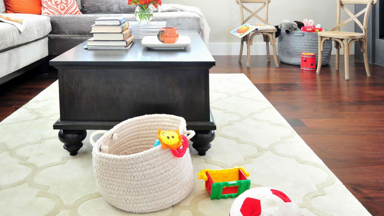 brinquedos infantis em sala de estar