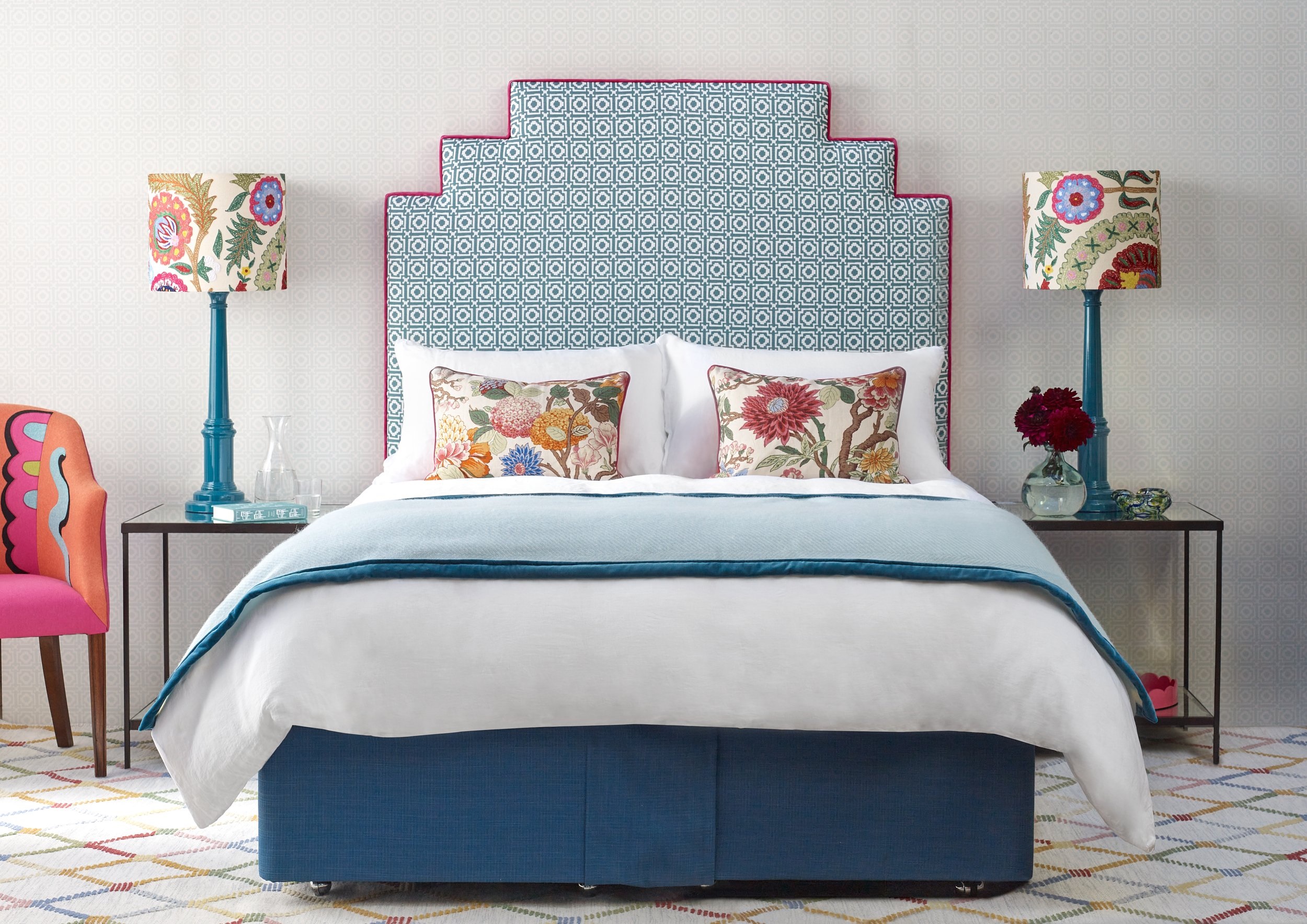 cabeceira colorida com forma marcada