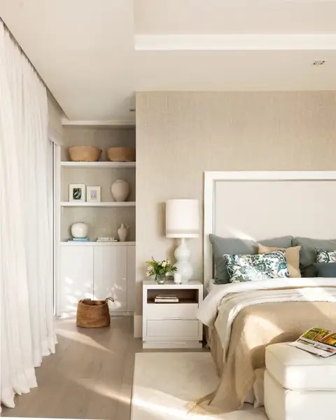 cabeceira enquadrada em quarto