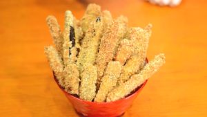 Palitinhos de berinjela empanada que ficam mais crocantes que batata