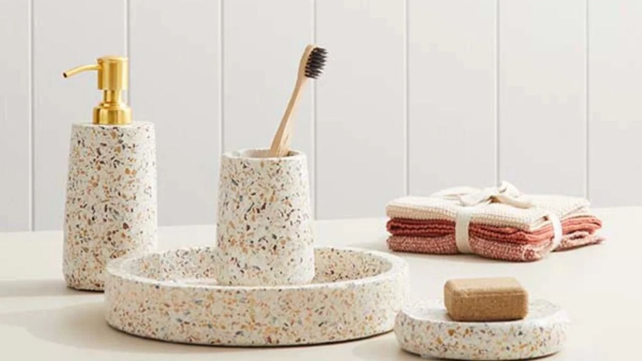 Esqueça o banheiro sem graça acessórios personalizados são o toque moderno que faltava