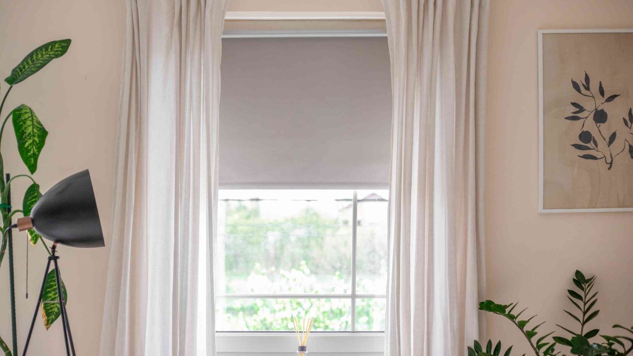 Essas combinações entre persianas e cortinas mudam tudo na decoração – veja quais funcionam melhor