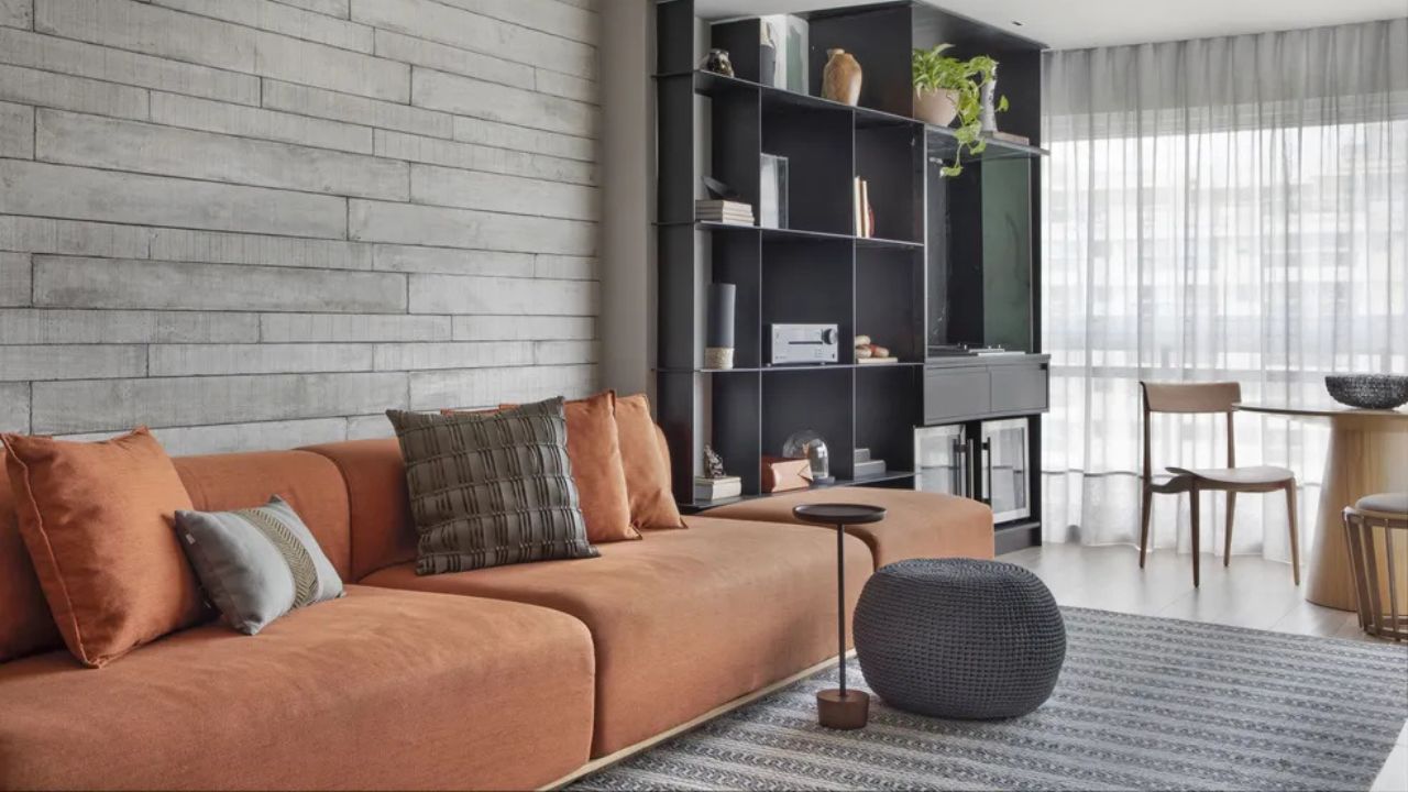 sala de estar industrial com réguas de concreto