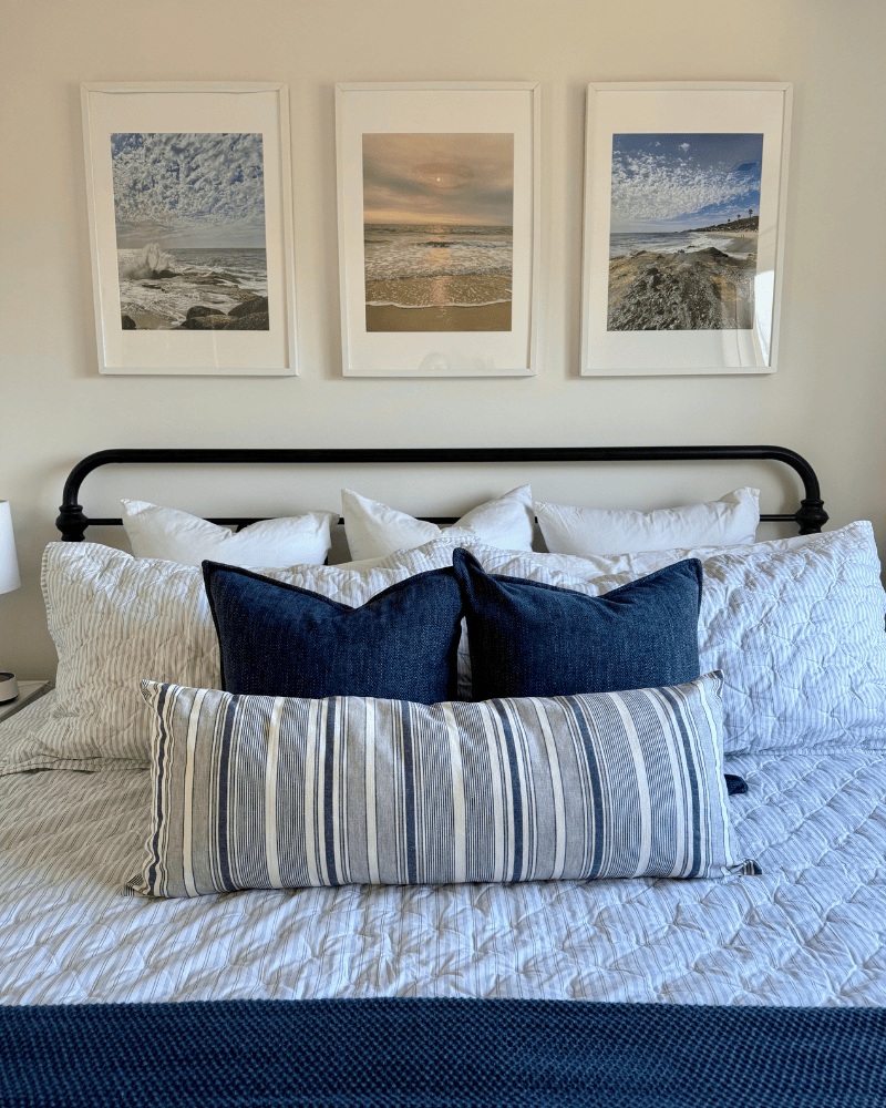 cabeceira de cama com três quadros alinhados