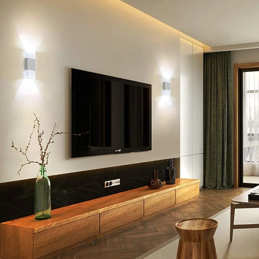 luminárias de LED em parede da sala de estar