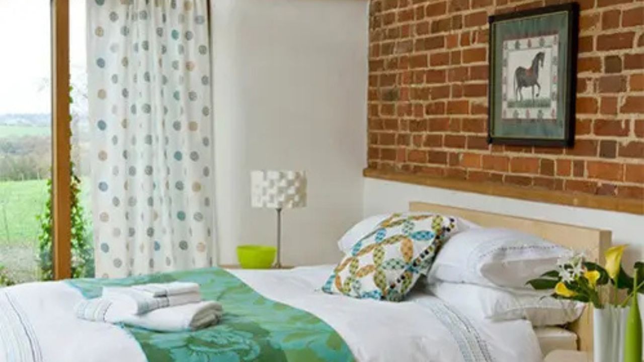 meia parede de tijolinhos no quarto