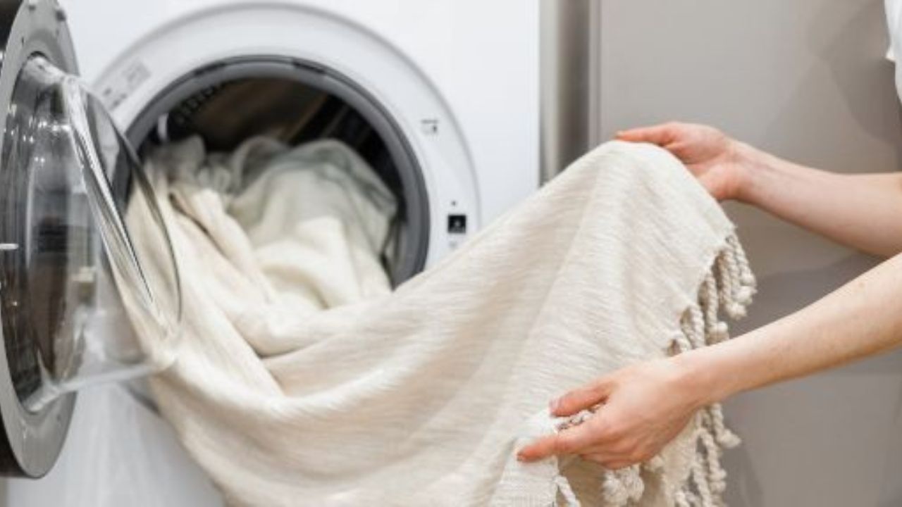 pessoa checando cortina na máquina de lavar