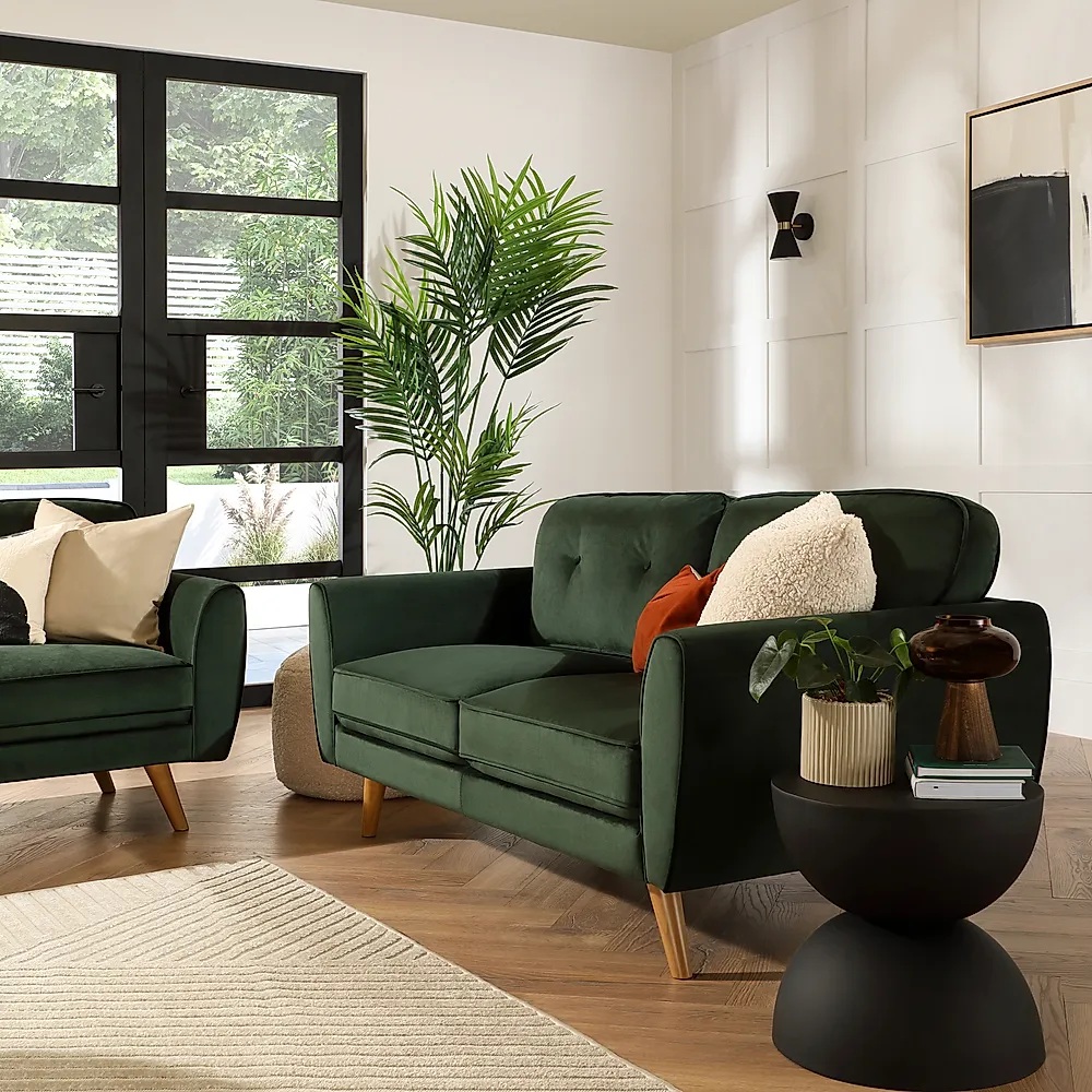 sofá em tom verde-musgo