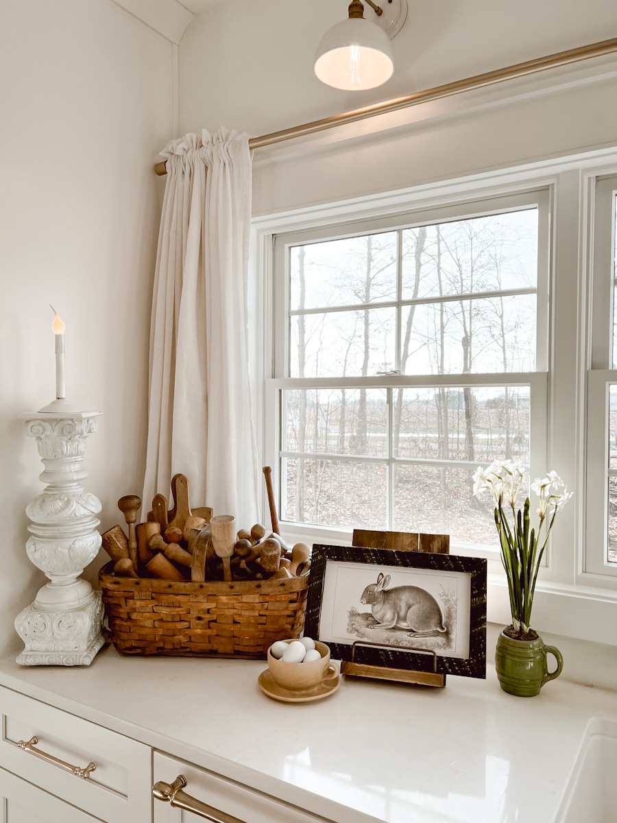 cortina branca em janela da cozinha