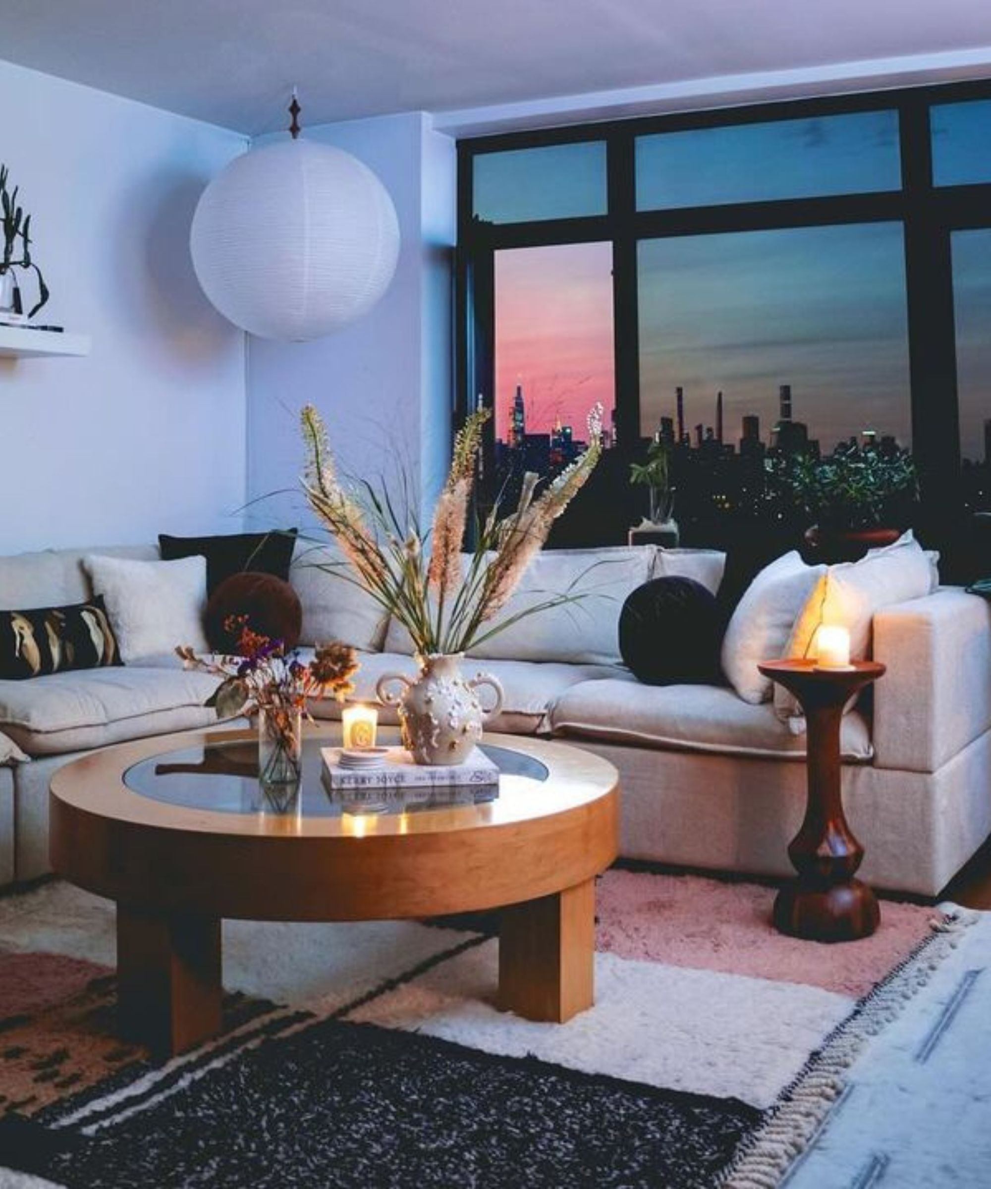 sala de estar pequena com pendente redondo