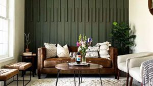 sala pequena com parede de destaque em padrão vertical