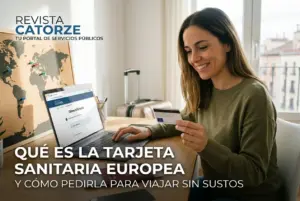Mulher sorridente com cartão de crédito e laptop com mapa ao fundo