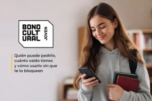 Jovem sorrindo com smartphone e livros e logo do Bono Cultural Joven