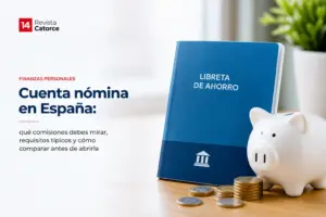 Livro azul da poupança com porquinho e moedas