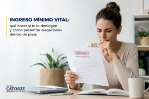 Mulher pensativa lê carta oficial negando Ingresso Mínimo Vital