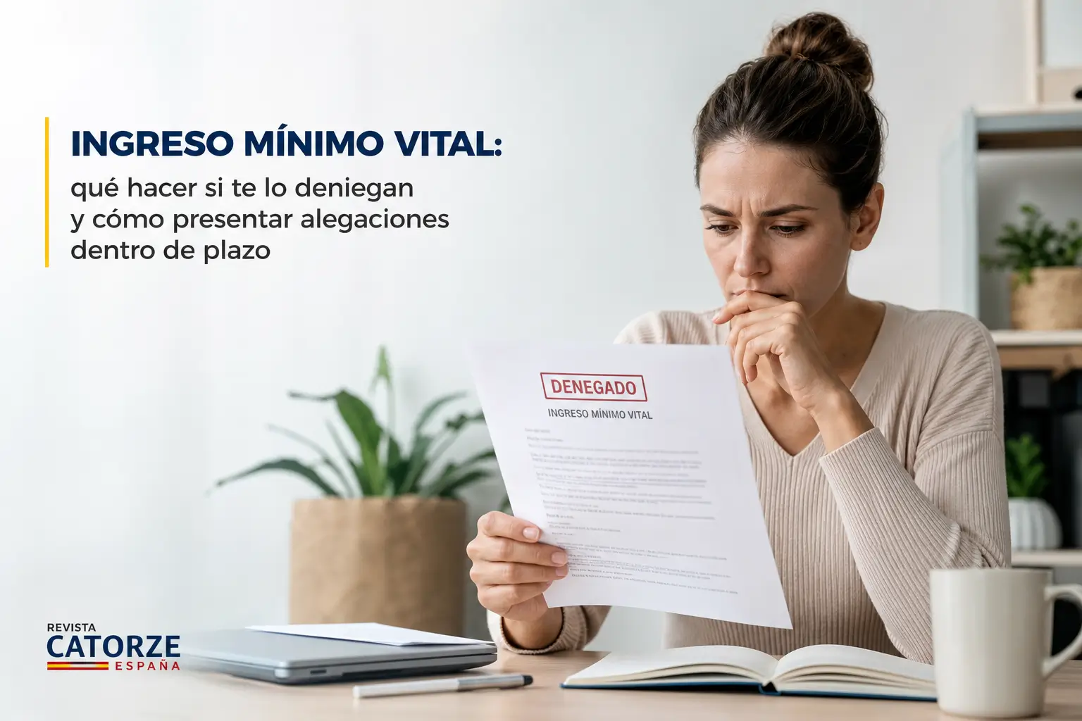 Mulher pensativa lê carta oficial negando Ingresso Mínimo Vital