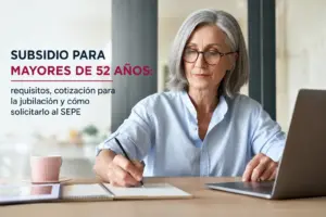 Mulher escrevendo sobre subsídio para maiores de 52 anos